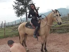 孤独的继母帮助巨大的蟒蛇释放暨